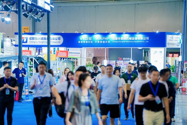 星富优配 宋式美学新风格 智能制造新工艺 开展第二天 第25届成都家具展热度不减